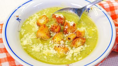Erstaunliches Rezept! Zucchini Suppe ist schnell und einfach. Gesunde Rezepte für Ihr Mittagessen!